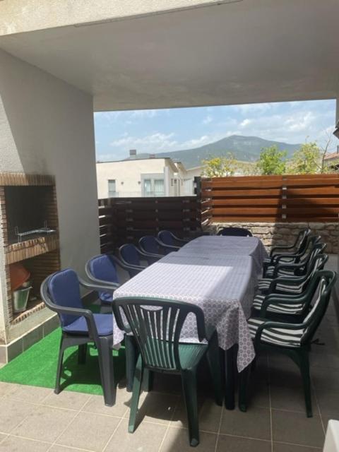 Chalet Adosado Entero, Bbq Y Piscina Comunitaria Sabiñánigo 외부 사진